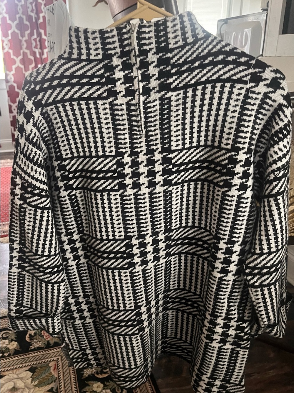 Max Studio Black & White Houndstooth Sweater with zip back